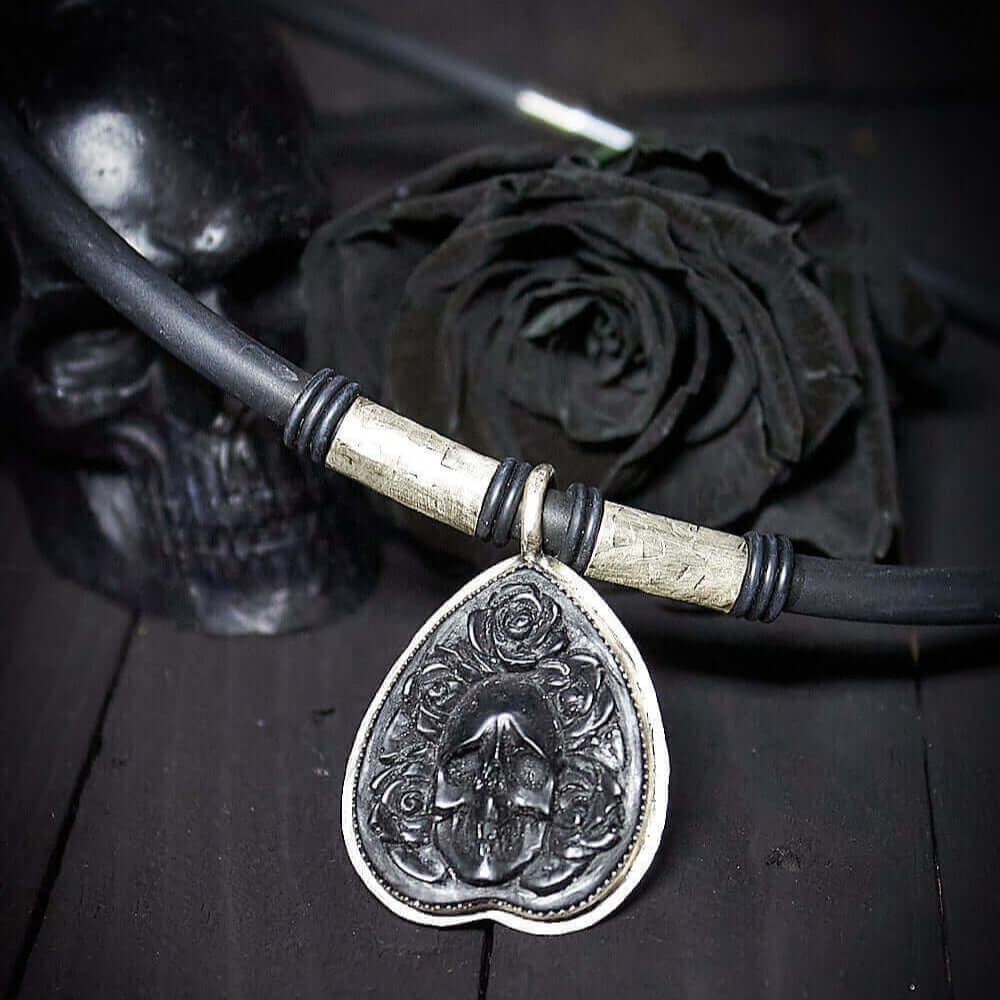 Descubre la Oscura Elegancia de la Nueva Colección Punk Shadows