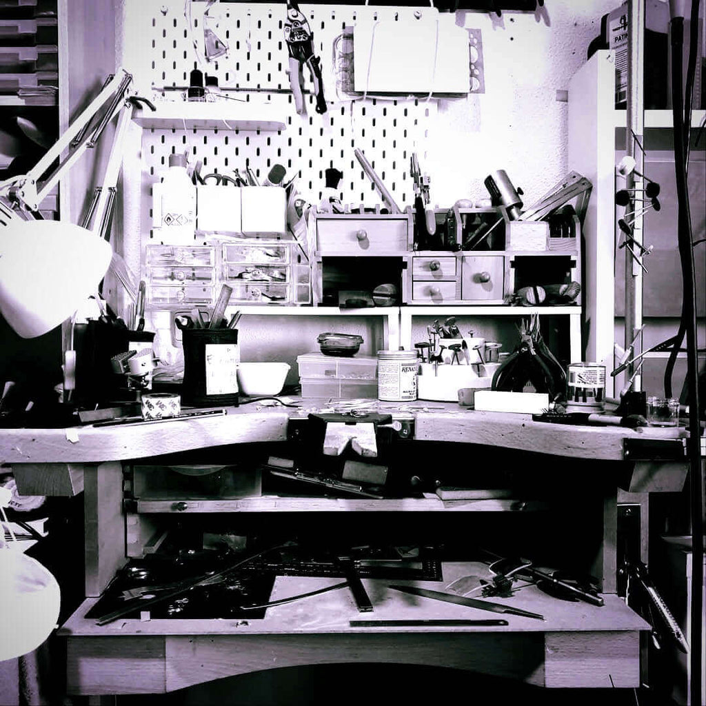 Entre Herramientas y Sueños: Un Vistazo al Corazón de Skull4Roses