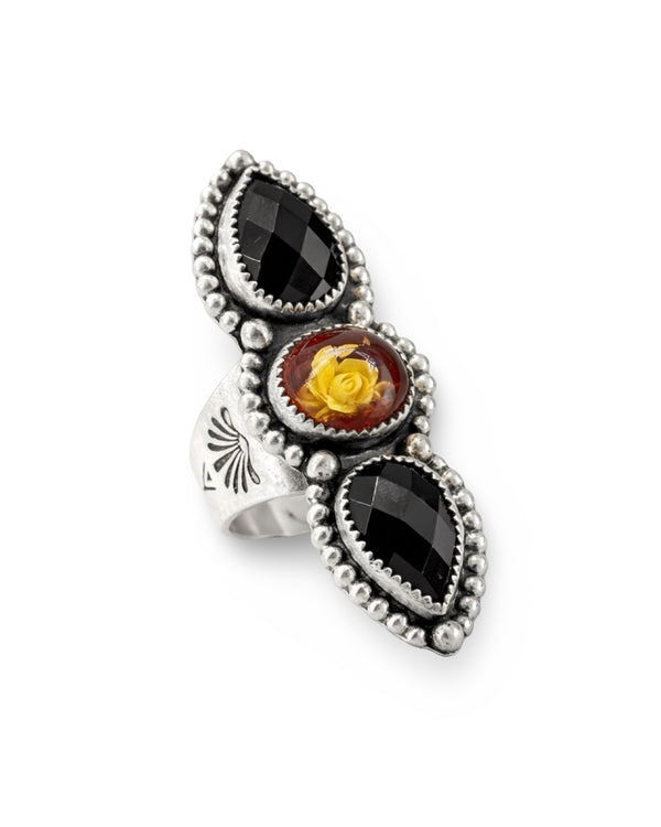 Anillo TRIO – Ámbar Tallado y Ónix