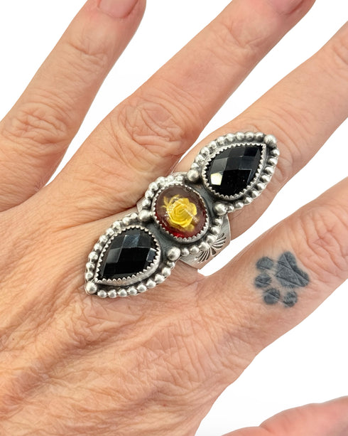 Anillo TRIO – Ámbar Tallado y Ónix