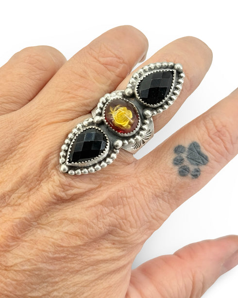 Anillo TRIO – Ámbar Tallado y Ónix