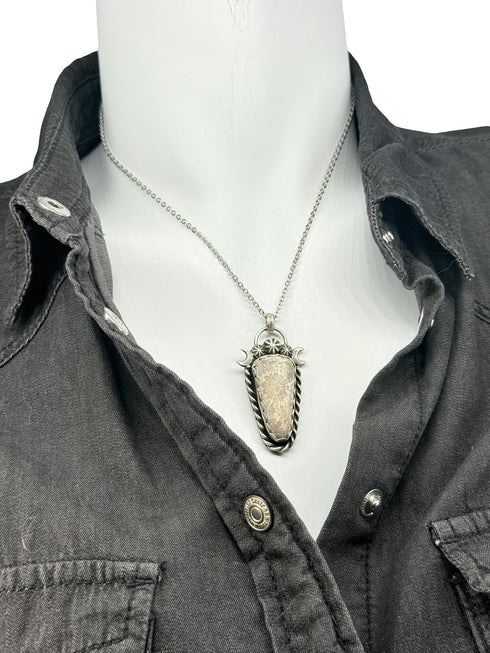 Colgante de Coral Fósil con Lunas