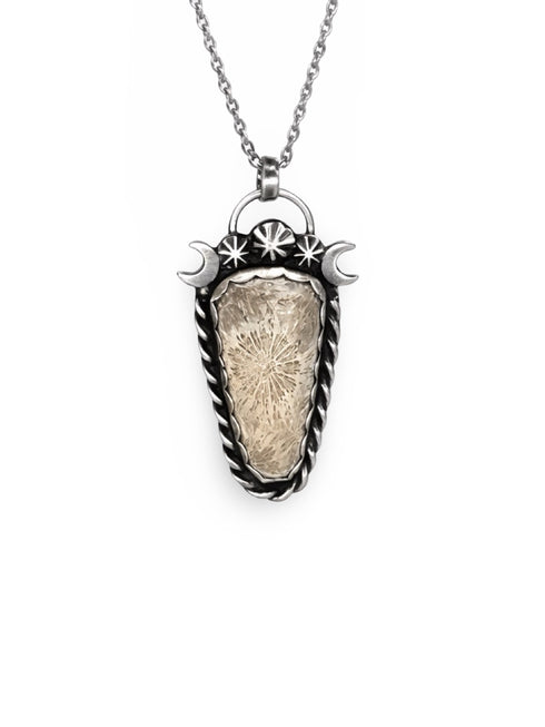 Colgante de Coral Fósil con Lunas