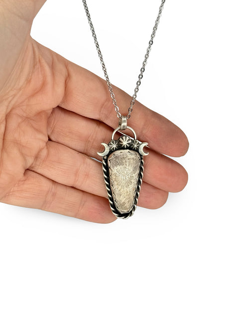 Colgante de Coral Fósil con Lunas