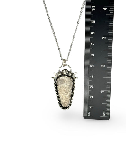 Colgante de Coral Fósil con Lunas