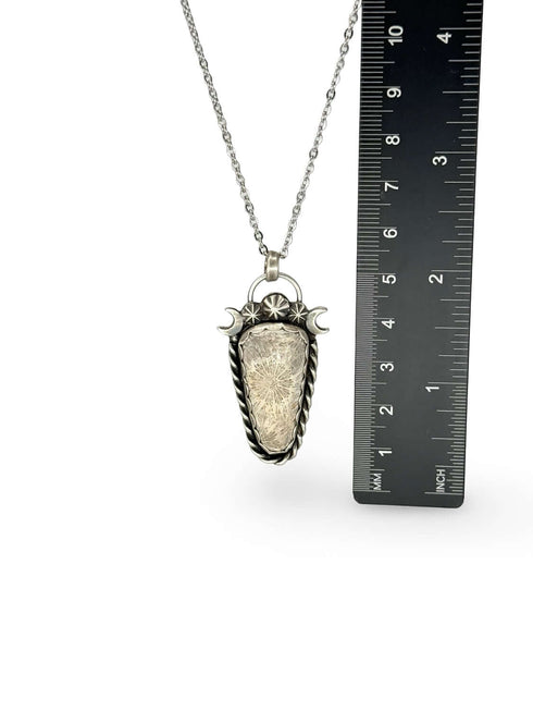 Colgante de Coral Fósil con Lunas