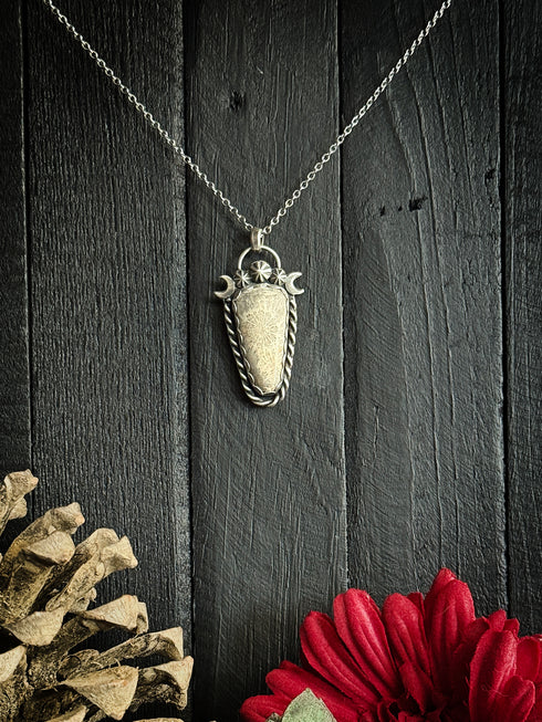 Colgante de Coral Fósil con Lunas