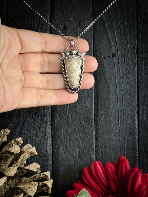 Colgante de Coral Fósil con Lunas