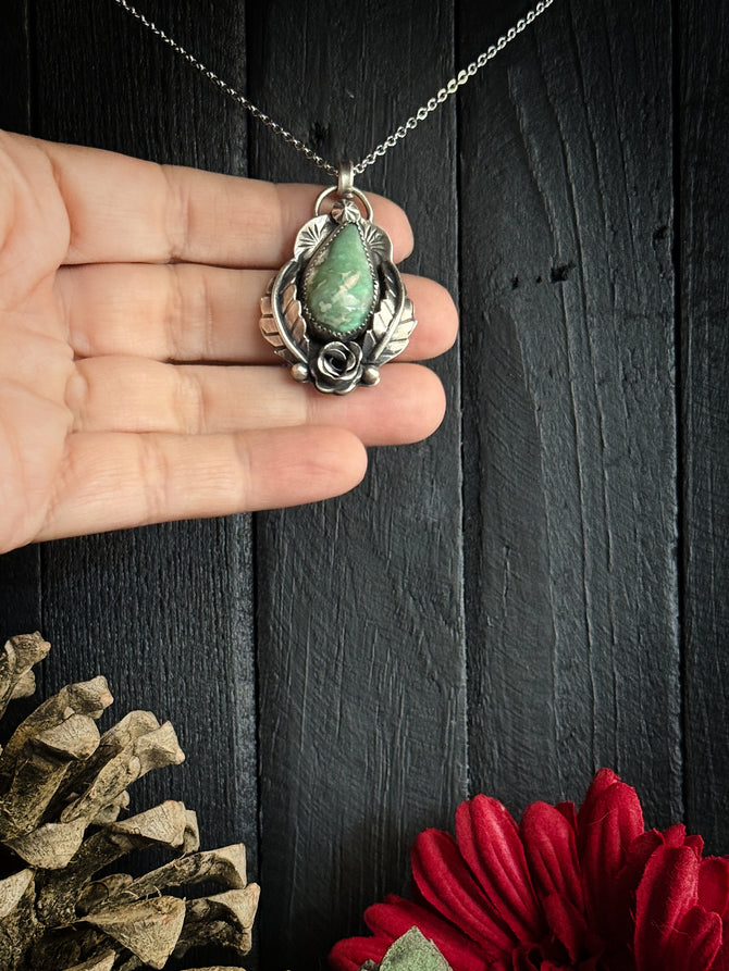 Colgante Hojas y Rosas con Variscita