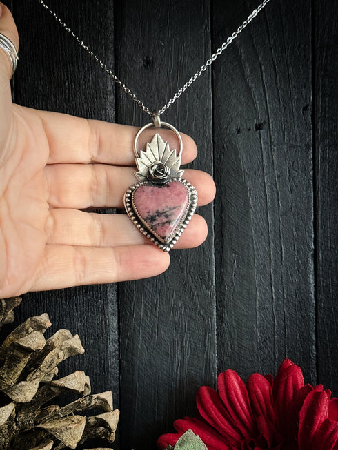 Colgante Corazón Rodonita con Rosa y Llama