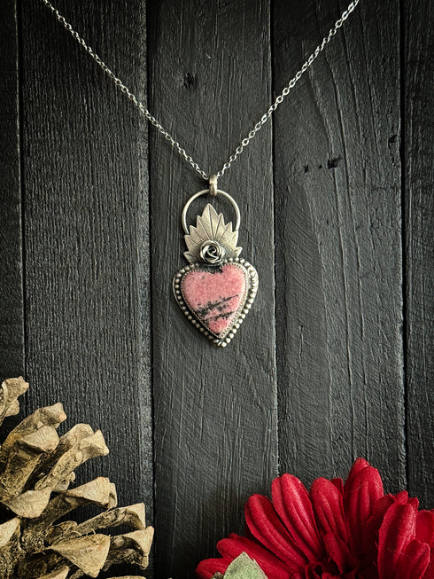 Colgante Corazón Rodonita con Rosa y Llama
