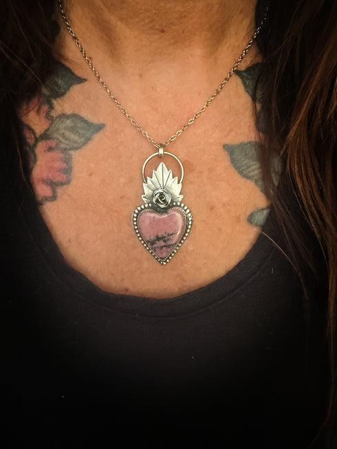 Colgante Corazón Rodonita con Rosa y Llama