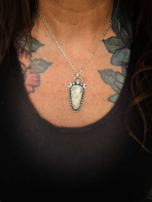 Colgante de Coral Fósil con Lunas