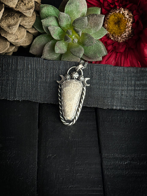 Colgante de Coral Fósil con Lunas