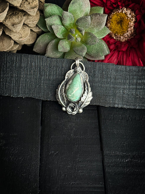 Colgante Hojas y Rosas con Variscita