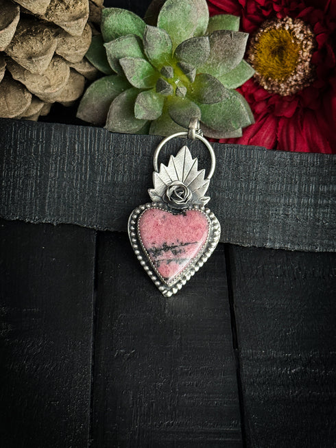 Colgante Corazón Rodonita con Rosa y Llama