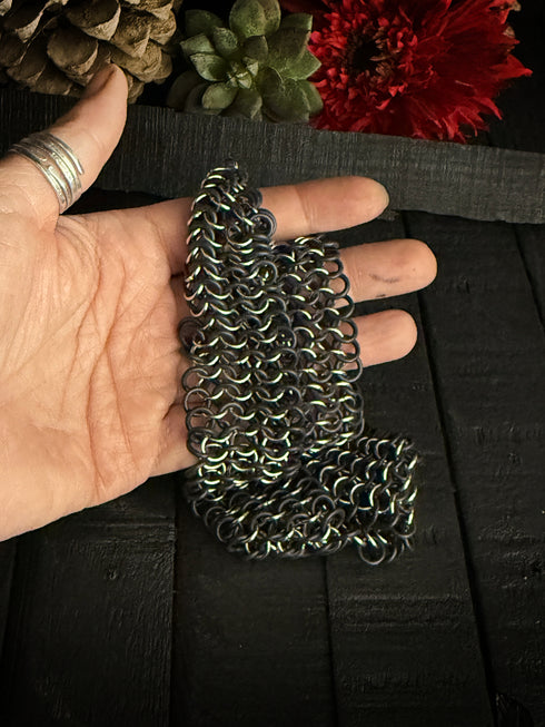 Elastic Mesh Peak Choker